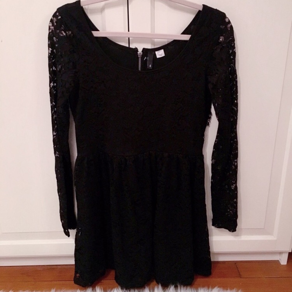 Lace long sleeve black dress with silver zipper